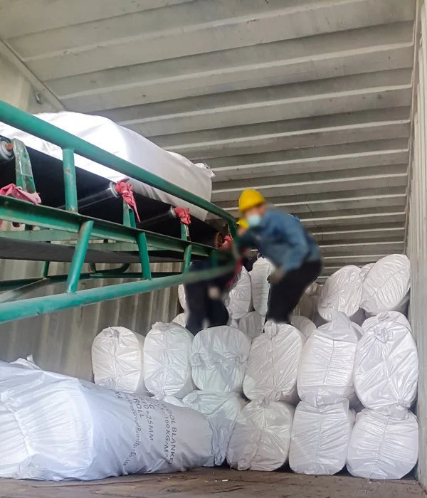 Workers Packed Ceramic Fiber Insulation Blanket