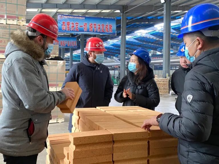 I clienti italiani visitano la fabbrica di mattoni refrattari
